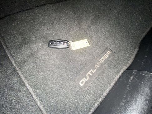 Used 2023 Mitsubishi Outlander SE image 30