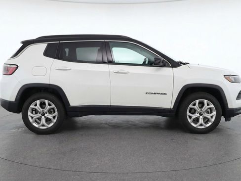 Used 2025 Jeep Compass Latitude image 11
