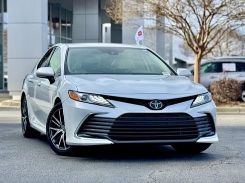 Used 2022 Toyota Camry XLE image 2