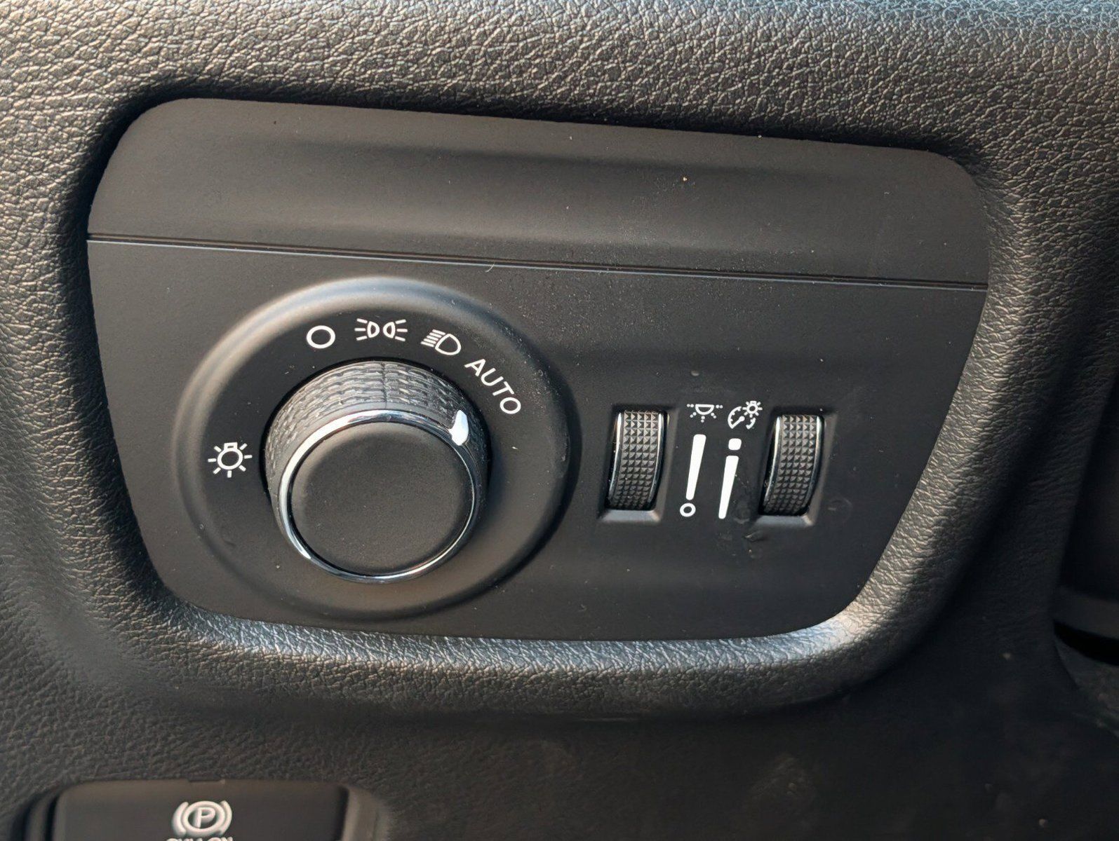Used 2023 Jeep Grand Cherokee L Altitude AWD/4WD image 10