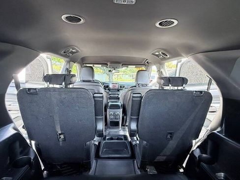 Used 2020 Ford Explorer XLT w/ Equipment Group 202A AWD/4WD image 19