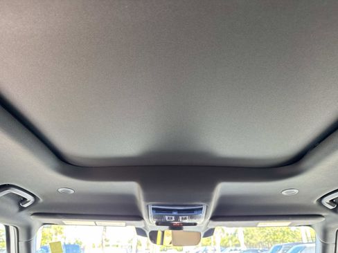 Used 2025 Land Rover Defender 110 X-Dynamic SE image 17