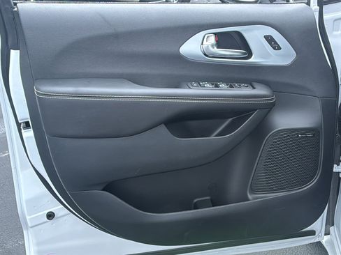 New 2026 Chrysler Pacifica Limited w/ Uconnect Theater Family Group image 25