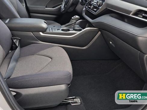 Used 2020 Toyota Highlander LE FWD image 13