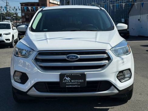 Used 2017 Ford Escape SE image 2