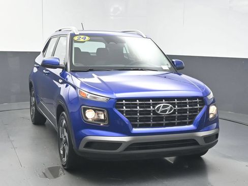Used 2024 Hyundai Venue SEL FWD image 2