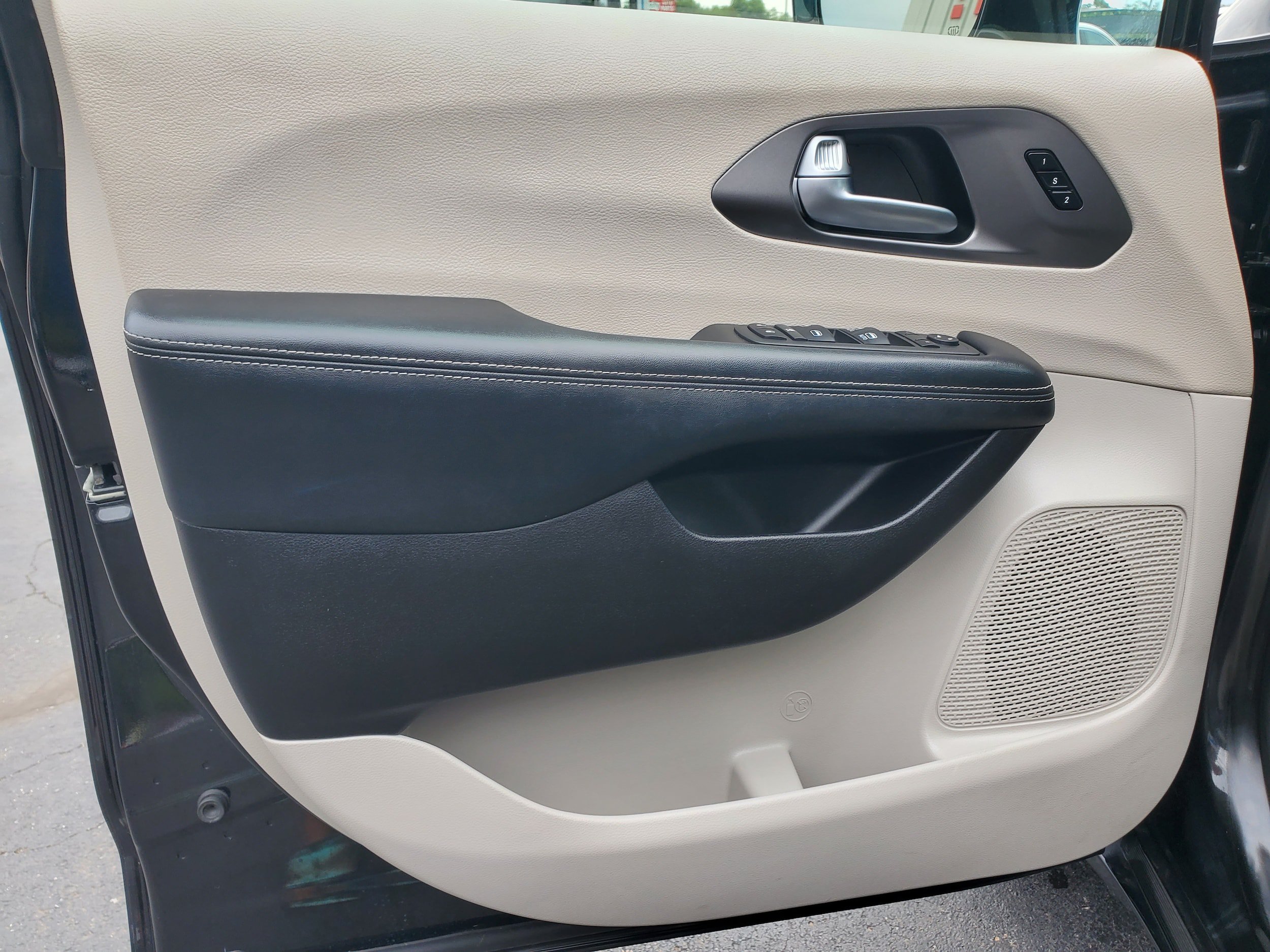 Used 2022 Chrysler Pacifica Touring-L FWD image 8