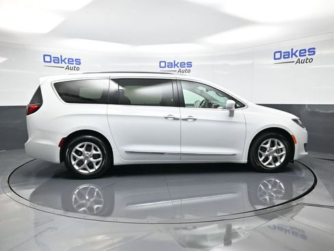 Used 2020 Chrysler Pacifica Touring-L Plus w/ Tire & Wheel Group image 9