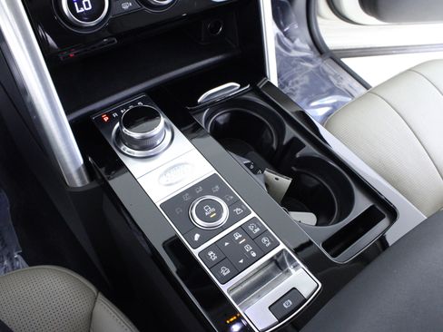 Used 2017 Land Rover Discovery HSE image 28