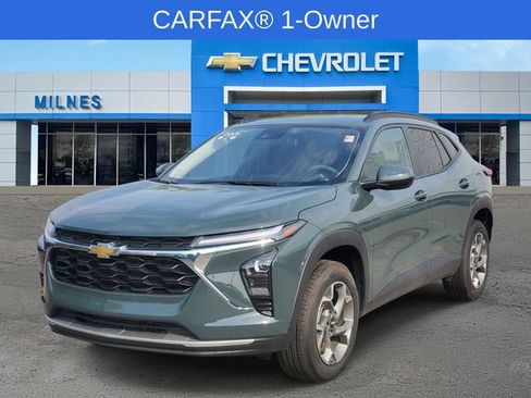 Used 2025 Chevrolet Trax LT FWD image 2