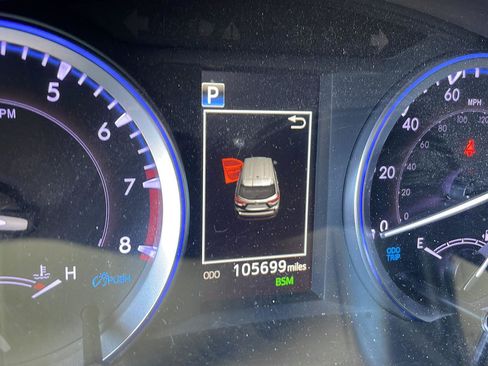 Used 2019 Toyota Highlander XLE AWD/4WD image 2