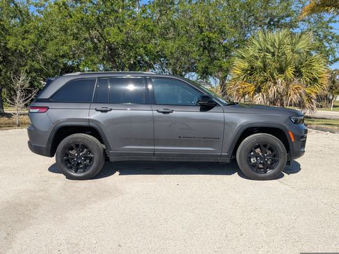 Used 2025 Jeep Grand Cherokee Altitude AWD/4WD image 4