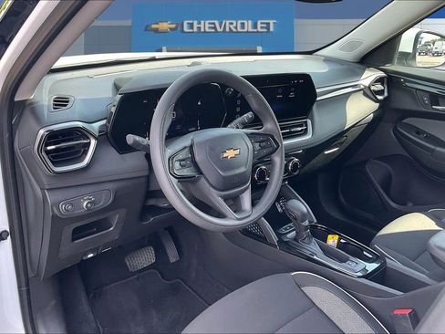 Used 2025 Chevrolet TrailBlazer LT w/ Driver Confidence Package AWD/4WD image 17
