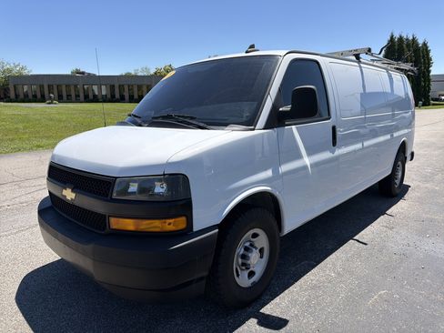 Used 2018 Chevrolet Express 2500 Extended RWD image 4