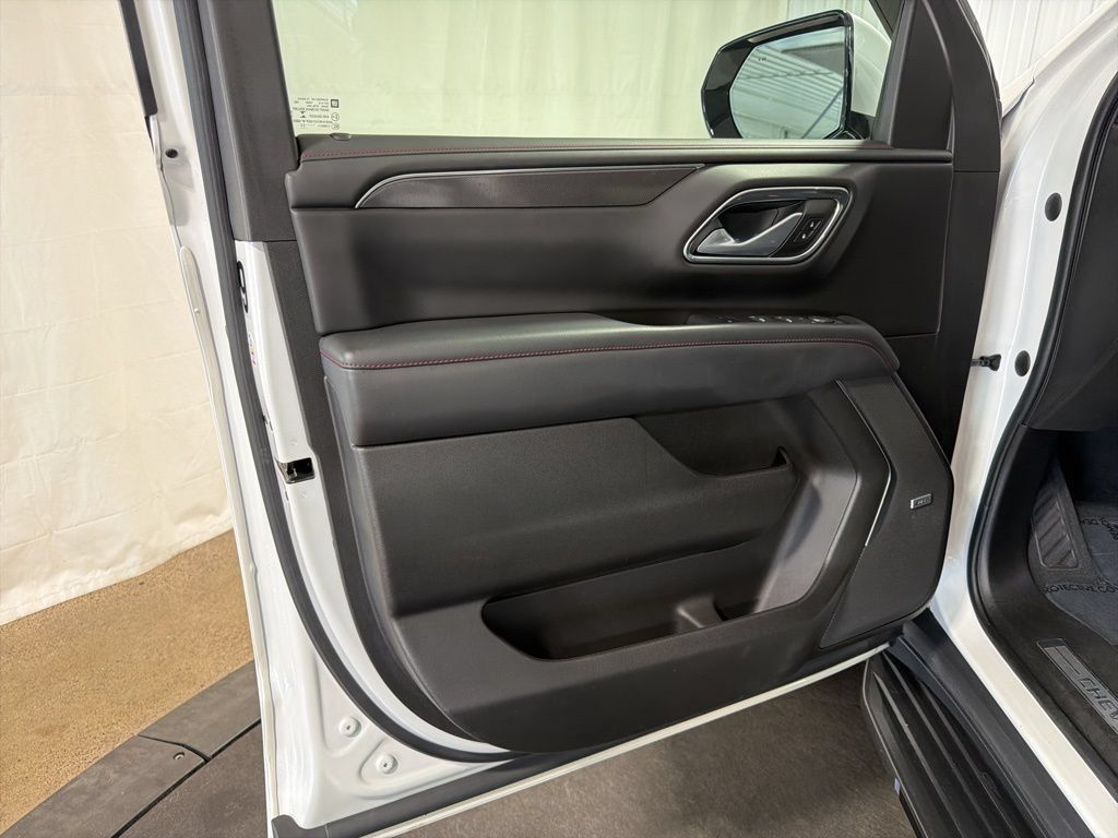 Certified 2022 Chevrolet Suburban RST w/ Luxury Package AWD/4WD image 4