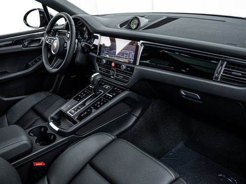 Certified 2026 Porsche Macan image 13