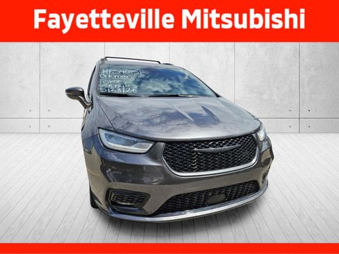 Used 2021 Chrysler Pacifica Touring-L w/ Uconnect Theater Family Group FWD image 3