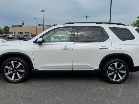 Used 2025 Honda Pilot Touring image 4