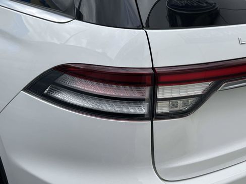 Used 2022 Lincoln Aviator Standard w/ Premium Package image 10