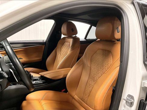 Used 2021 BMW 530e w/ Premium Package image 8