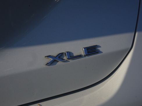 Used 2021 Toyota Avalon XLE w/ Moonroof Package FWD image 5