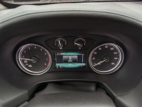 Used 2018 Buick Enclave Essence image 2