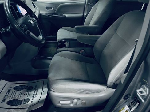 Used 2017 Toyota Sienna LE FWD image 17