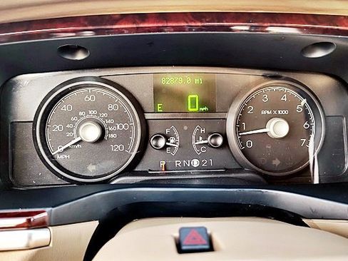 Used 2006 Lincoln Town Car Signature Limited image 18