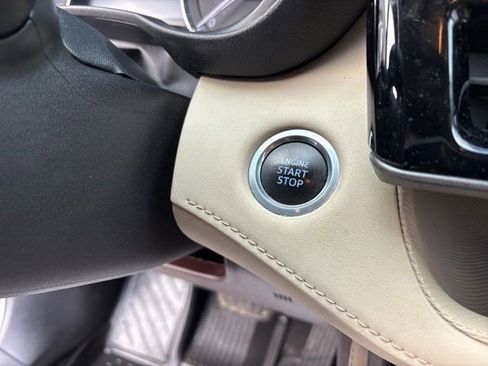 Used 2020 Toyota Highlander Limited image 19