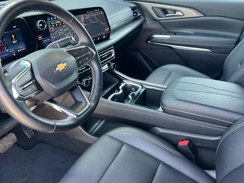 Used 2025 Chevrolet Traverse LT FWD image 11