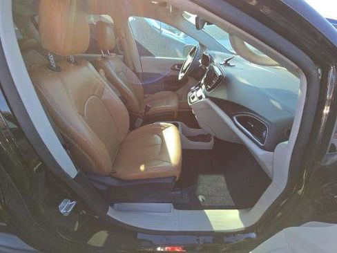 Used 2017 Chrysler Pacifica Touring w/ Tire & Wheel Group image 9