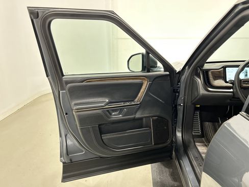 Used 2025 Rivian R1T Premium AWD/4WD image 16