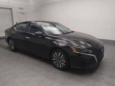 Used 2025 Nissan Altima 2.5 SV FWD image 11
