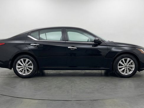 Used 2025 Nissan Altima 2.5 SV image 11