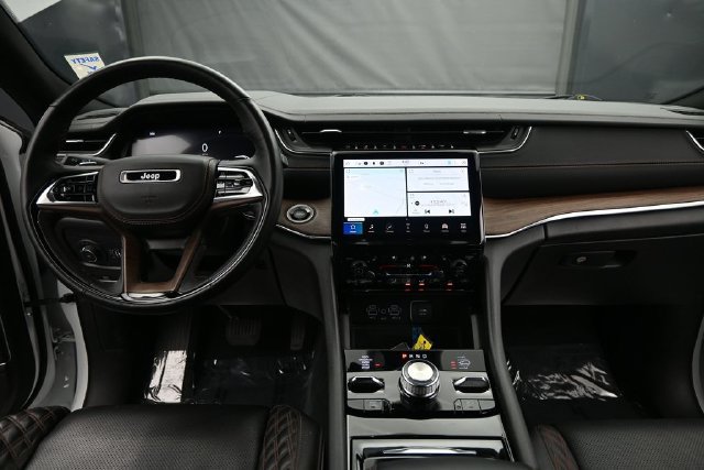 Used 2023 Jeep Grand Cherokee Summit w/ Adv Protech Group IV AWD/4WD image 9