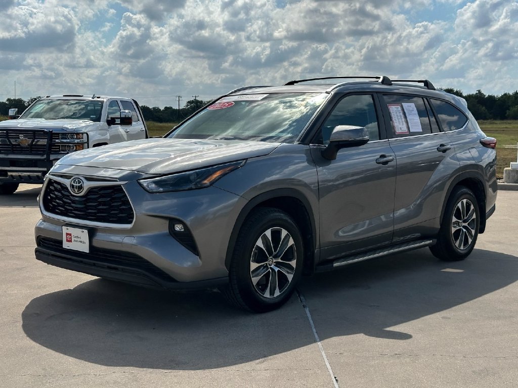Certified 2025 Toyota Highlander XLE FWD image 7