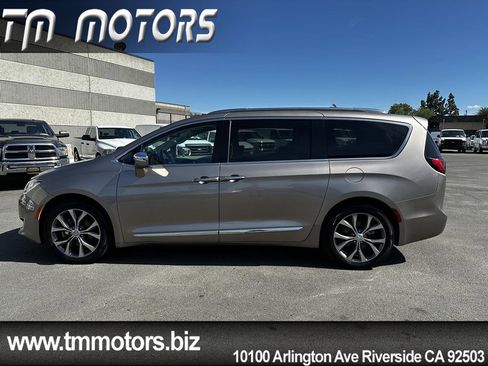 Used 2017 Chrysler Pacifica Limited w/ UConnect Theater Package FWD image 3