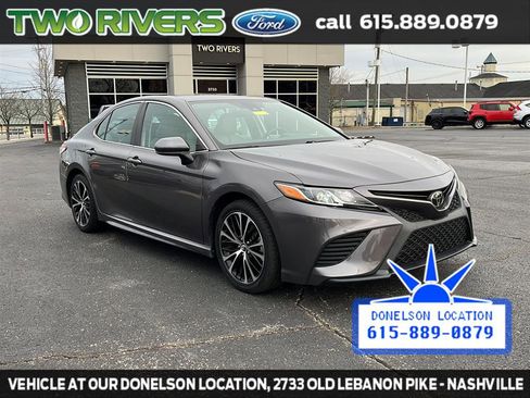 Used 2020 Toyota Camry SE image 2