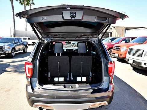 Used 2017 Ford Explorer XLT image 8