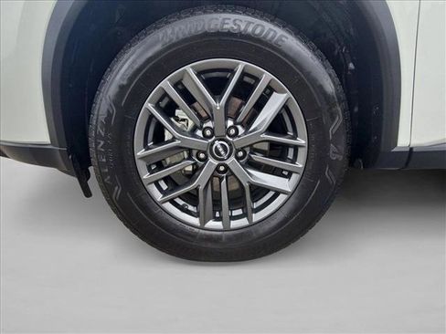 Used 2024 Nissan Rogue S FWD image 23