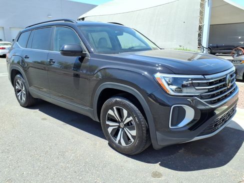 Certified 2025 Volkswagen Atlas SE FWD image 2
