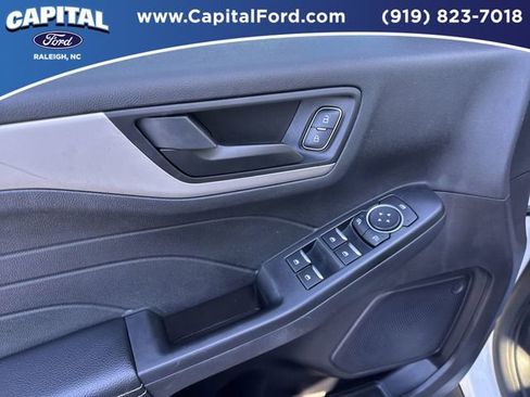 Used 2022 Ford Escape SE image 20