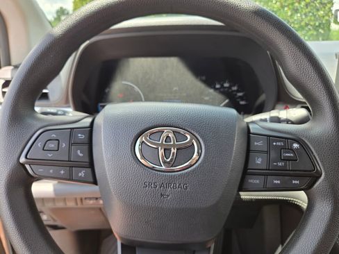 Used 2025 Toyota Sienna LE FWD image 22