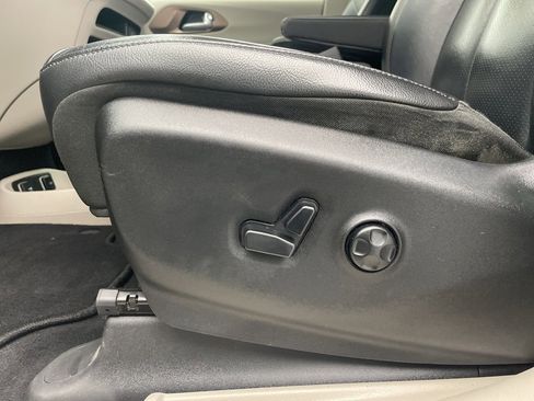 Used 2019 Chrysler Pacifica Touring-L Plus w/ Tire & Wheel Group image 21