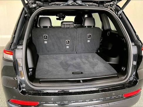 Used 2024 Jeep Grand Cherokee Limited w/ Luxury Tech Group II image 40