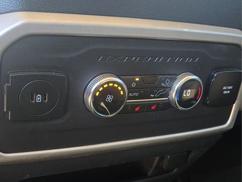 Used 2024 Ford Expedition Limited image 17