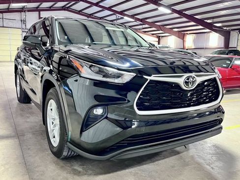 Used 2024 Toyota Highlander LE image 1