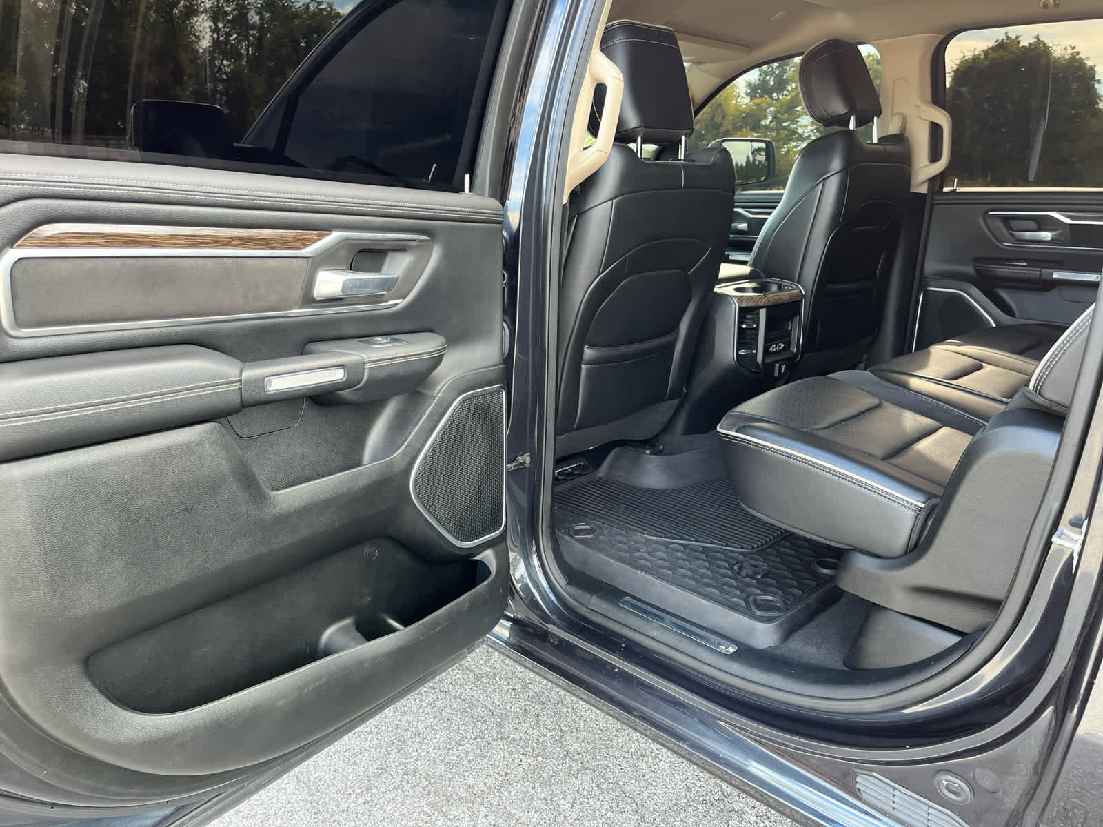 Used 2019 RAM 1500 Laramie AWD/4WD image 21