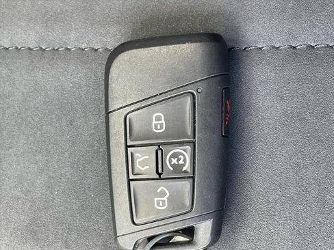 Used 2024 Volkswagen Taos SE w/ Panoramic Sunroof Package FWD image 17