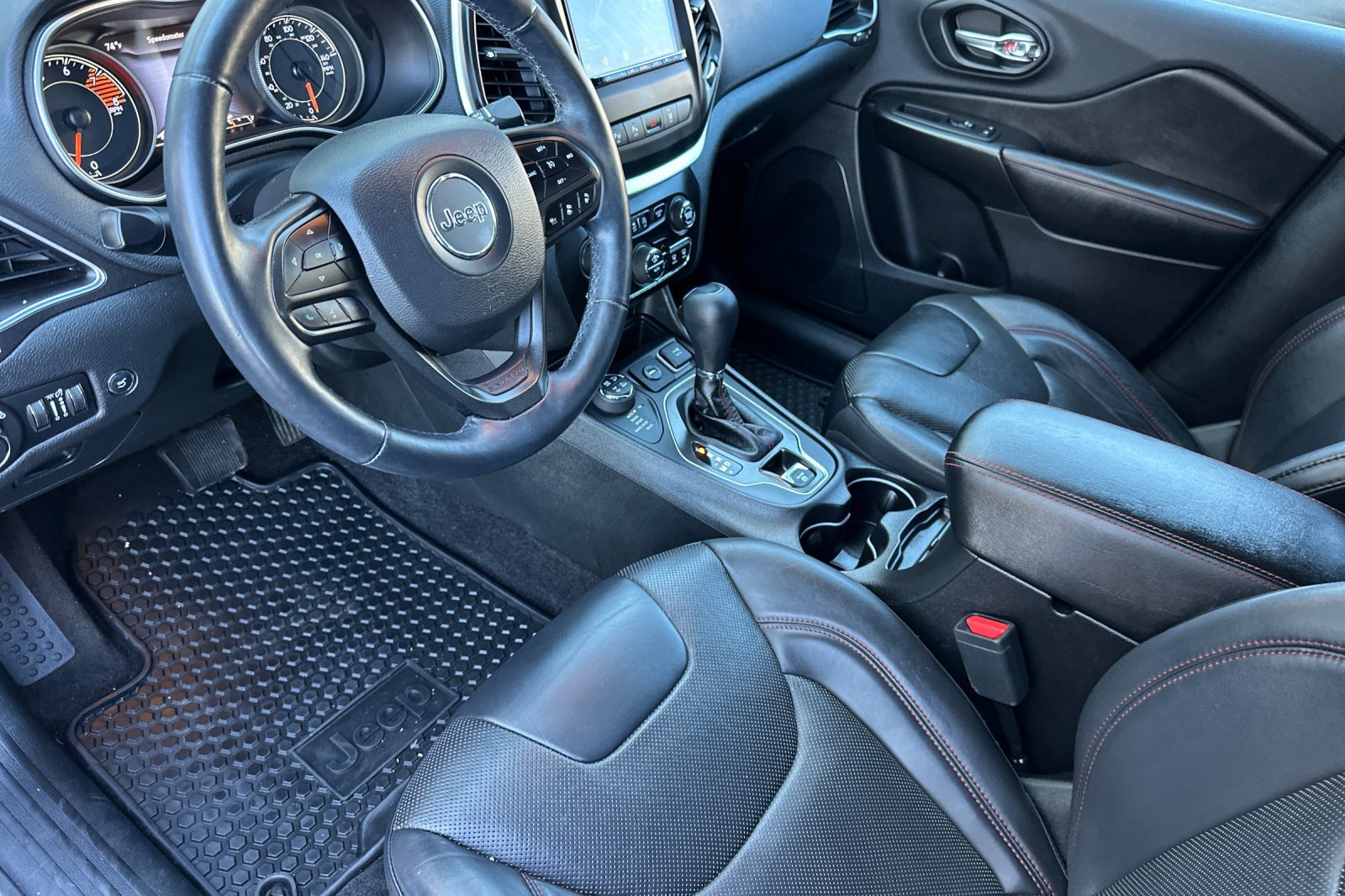 Used 2019 Jeep Cherokee Trailhawk AWD/4WD image 9